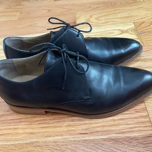 Everlane black leather oxfords.